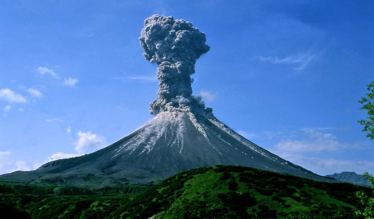 uno sbuffo su un vulcano, preludio di una catastrofe