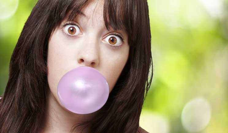 Masticare gomma aiuta a rimuovere i batteri e a prevenire la carie