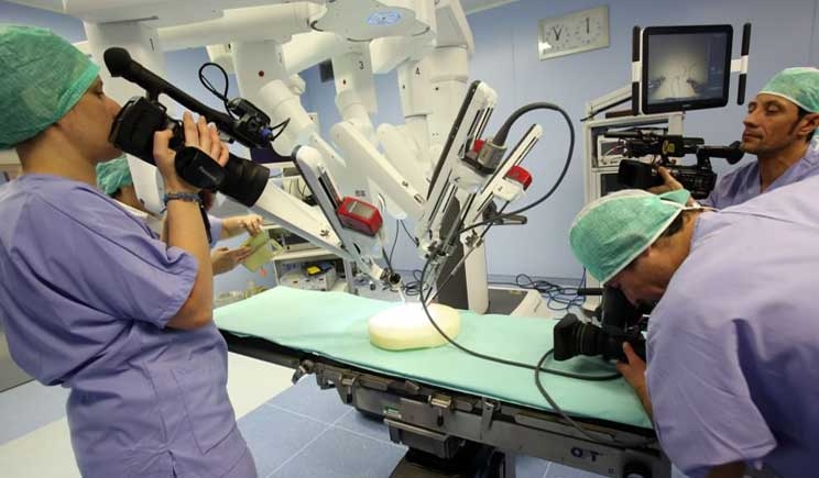 A Bologna il robot Hal opera in sala chirurgica
