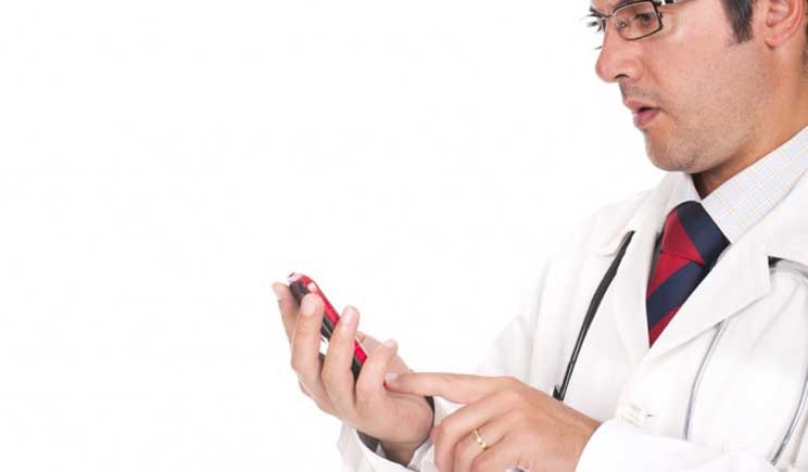 Medici e chirurghi distratti dai cellulari, scoppia la polemica