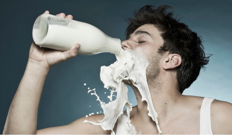 Bere latte concilia il sonno, soprattutto se munto di notte