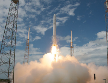 Il razzo Falcon 9 di Elon Musk atterra in verticale