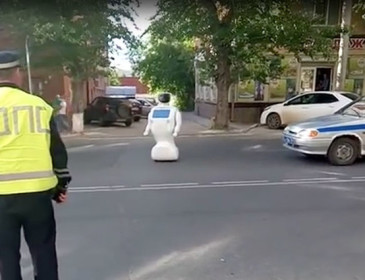 Robot russo fugge dal laboratorio e vaga per strada