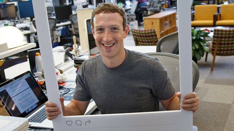 Zuckerberg difende la sua privacy con il nastro adesivo