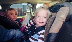 bambini in automobile