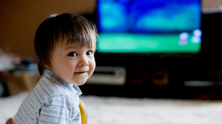 Televisione accesa e rumori di fondo rallentano l’apprendimento dei bambini