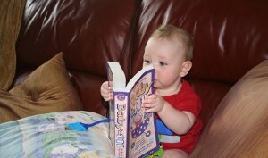 bambino con libro