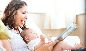 mamma con libro e bambino