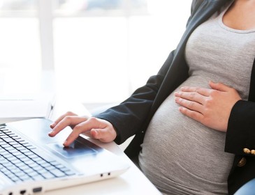 Dipendente incinta costretta a pagare una sostituta o a licenziarsi