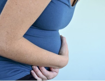 Ragazza incinta scopre di essere allergica al proprio feto